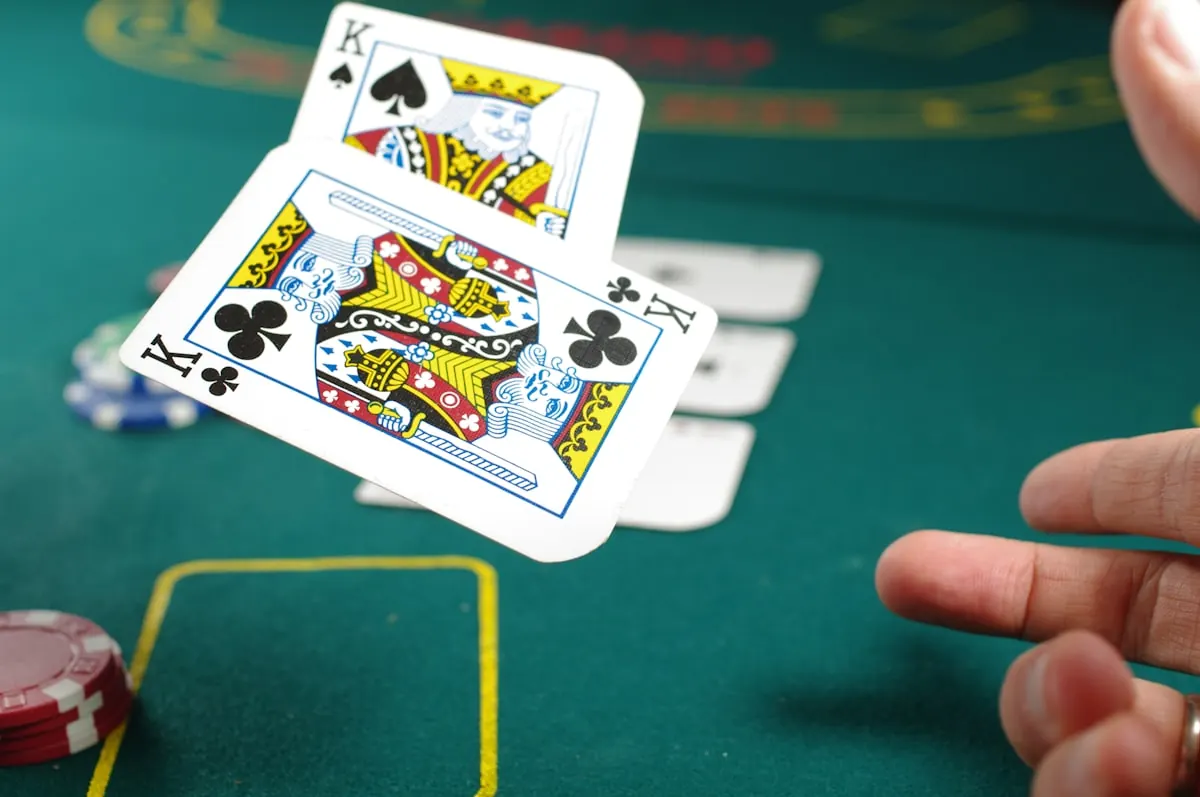 Suasana meja permainan kartu yang menjadi topik panduan Warga88